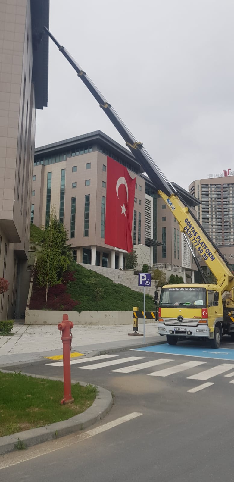 Büyük cam bina vinç çalışması