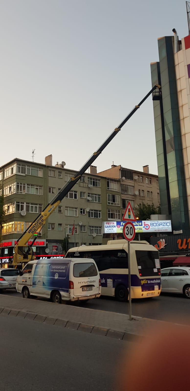 Gece şehir içi vinç çalışması