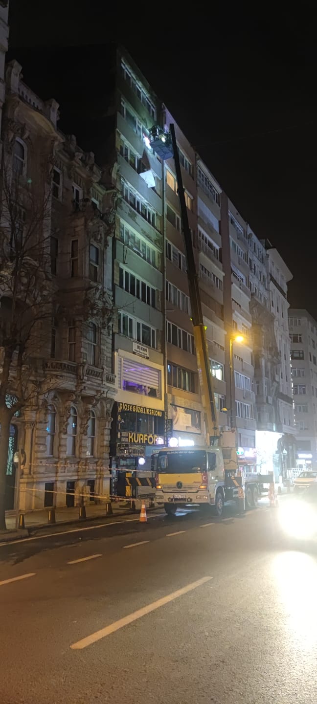 Karlı havada stadyum çalışması