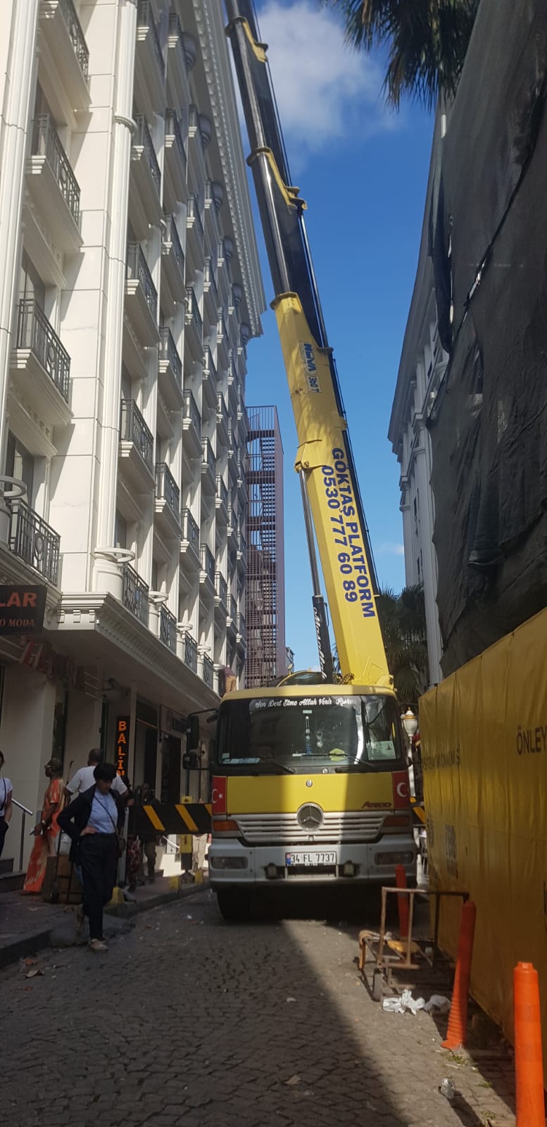Bayrak ve dış cephe montaj çalışması
